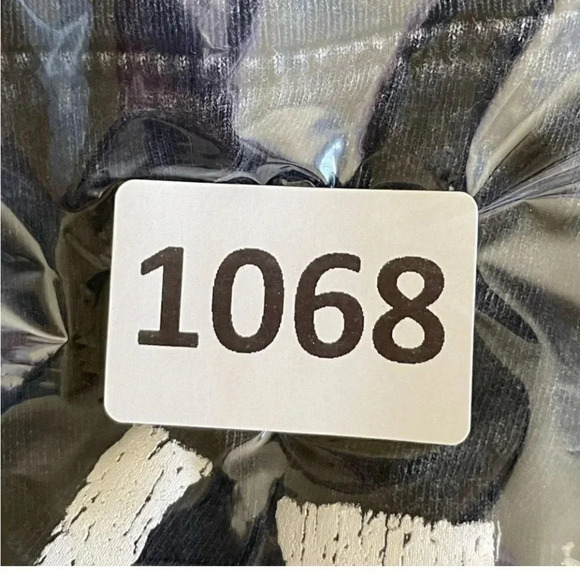 Stranger Things Netflix Black  Graphic Short Sleeves Cropped T-Shirt SZ L #1068 - Picture 12 of 12